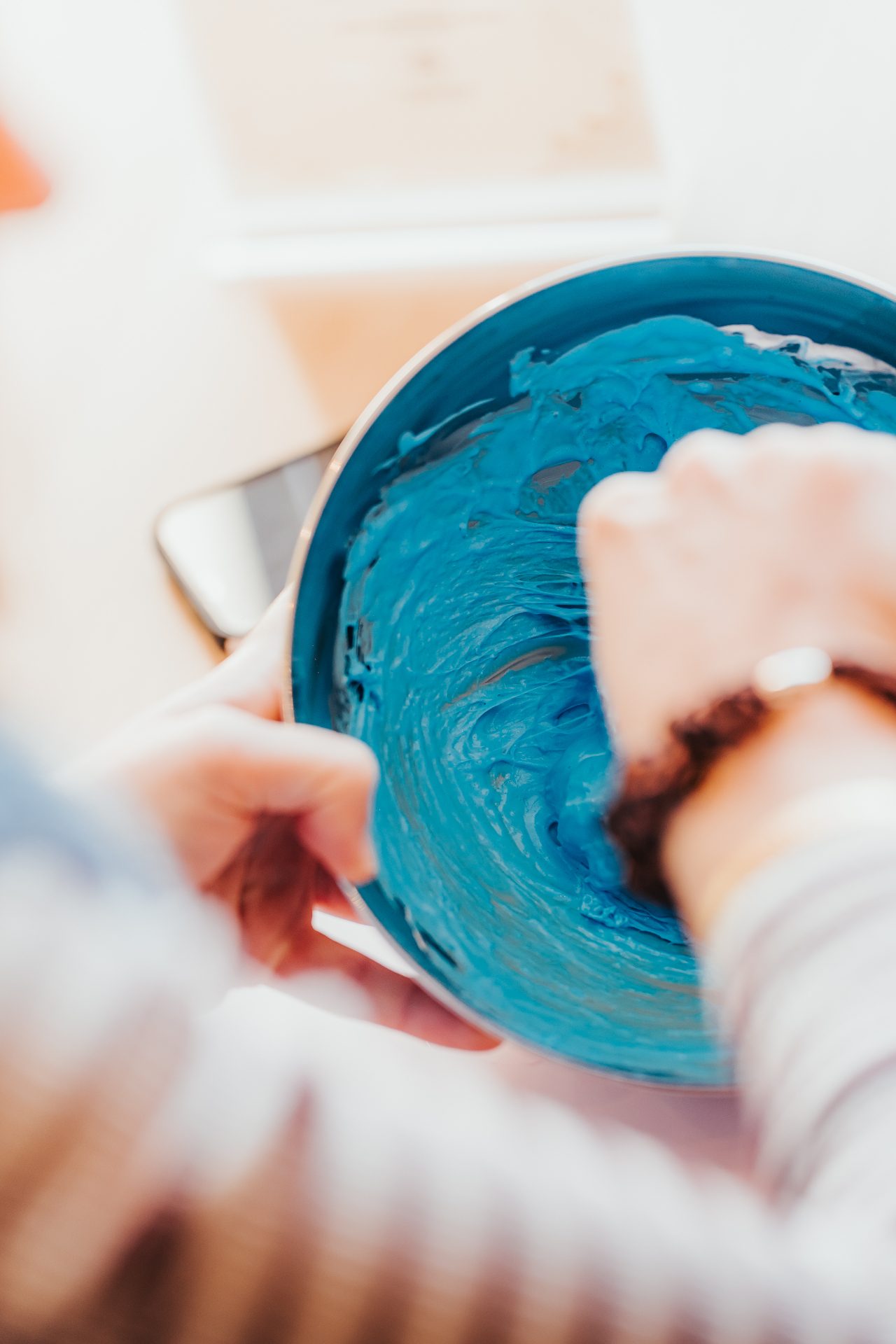 Atelier Slime Art Studio — gros plan sur une slime bleue en cours de mélange dans un bol en inox